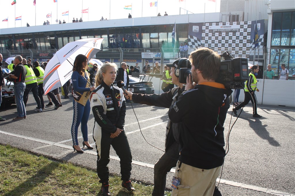 Nanna Gøtsche var på tv fra Zandvoort
(Foto: Steen Gøtsche)